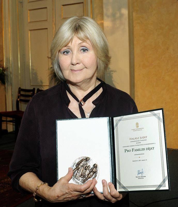 Halász Judit Pro Familiis-díjat kapott