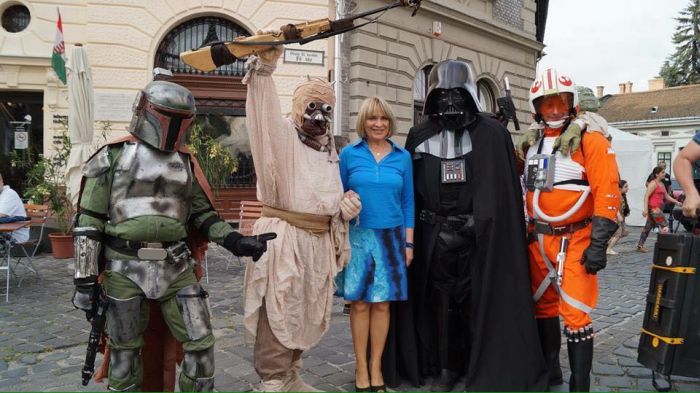 Fura társasággal fotózták Kovács Kati énekesnőt