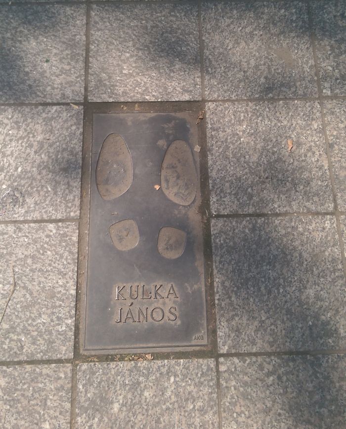 Így néz ki Kulka János lábnyoma a Nagymező utcában