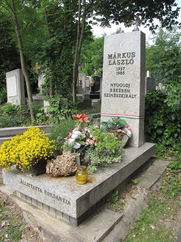 Így néz ki Márkus László síremléke