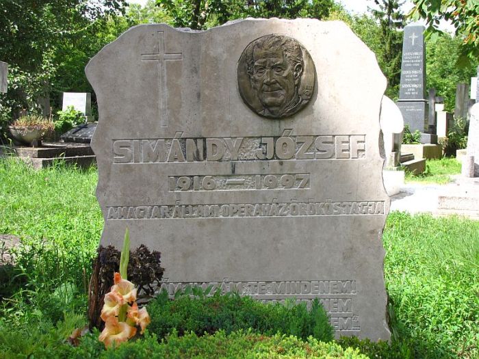 Így néz ki Simándy József síremléke