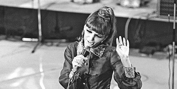 Ezzel a számmal robbant be Mary Zsuzsi